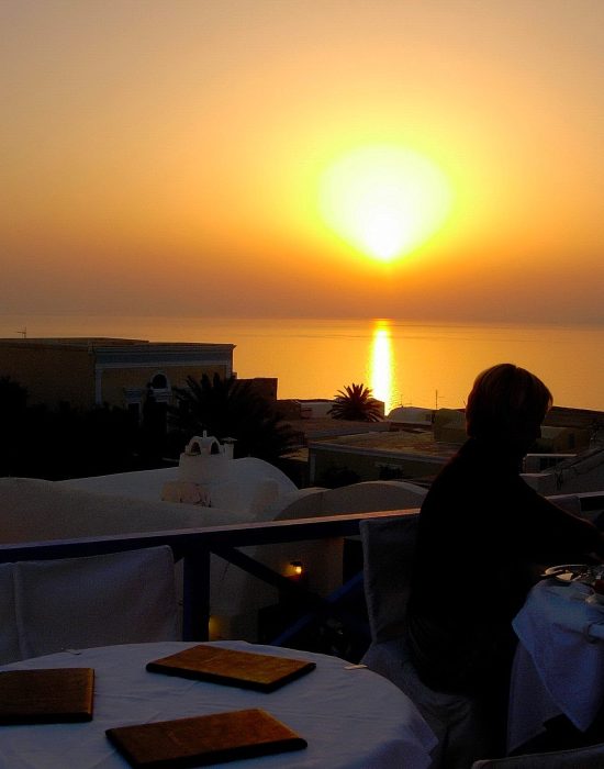 KIMA OIA SUITES