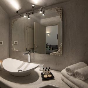 Superior Cave Suite with Hot Tub