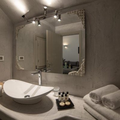 Superior Cave Suite with Hot Tub